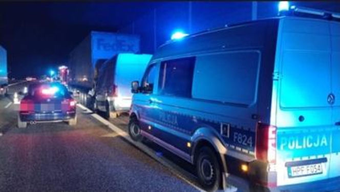 Śmiertelny wypadek na A1, nie żyje 23-latek. Wjechał busem w ciężarówkę