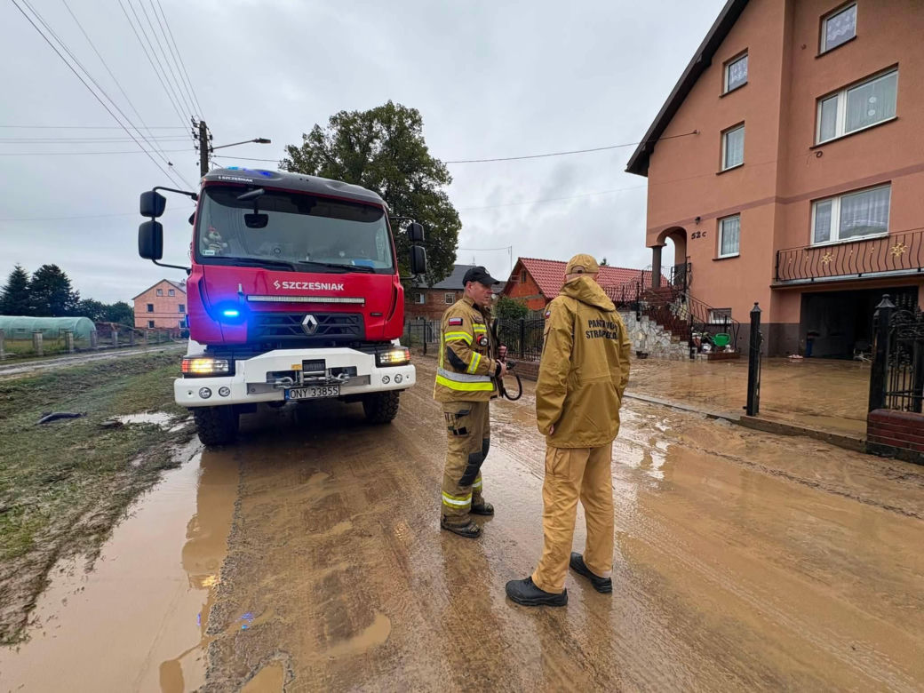 Armagedon nad Polską! Ponad tysiąc interwencji strażaków, zalany szpital i zerwane dachy. Są ranni!