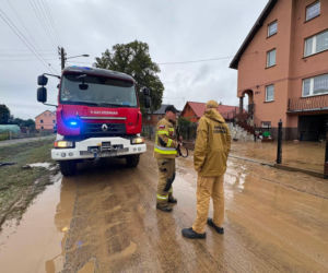 Armagedon nad Polską! Ponad tysiąc interwencji strażaków, zalany szpital i zerwane dachy. Są ranni!