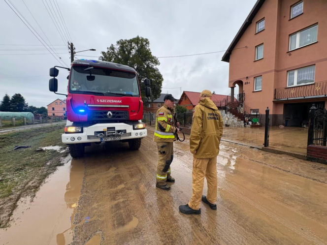 Armagedon nad Polską! Ponad tysiąc interwencji strażaków, zalany szpital i zerwane dachy. Są ranni!