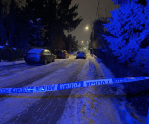 Tajemniczy atak w Ursusie. Mężczyzna raniony nożem w pośladek, sprawcy brak