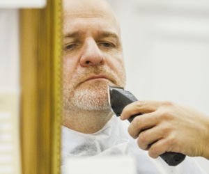 Paweł Kowal u fryzjera