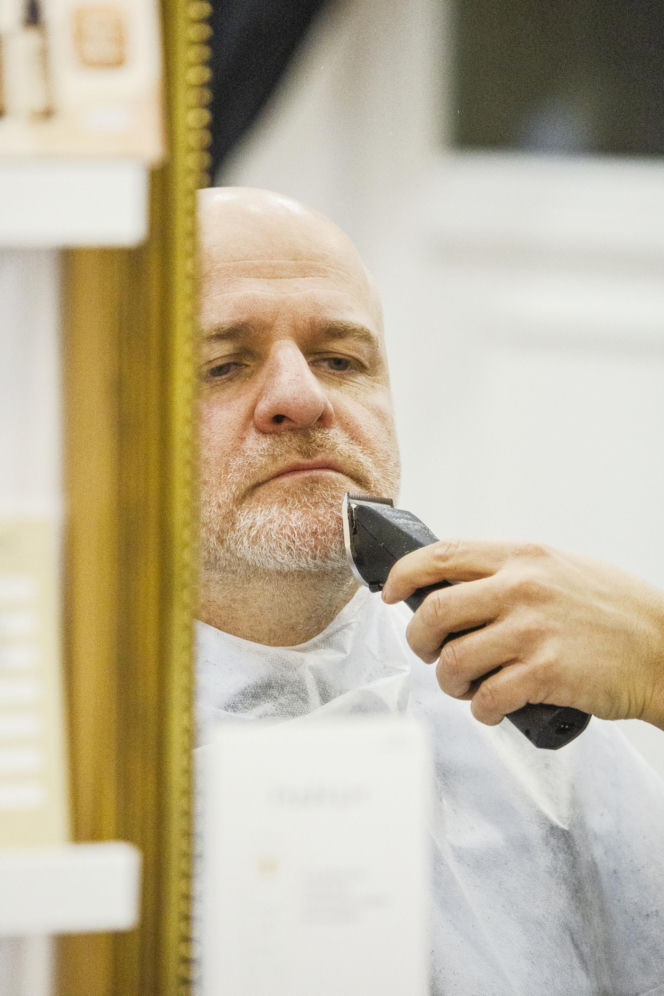 Paweł Kowal u fryzjera