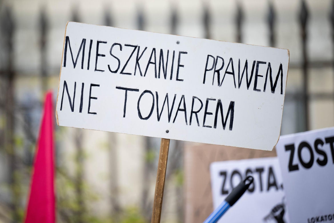 Lokatorzy z Osiedla Przyjaźń protestowali przed ratuszem: "Chcemy umów z miastem, nie wysiedleń!"