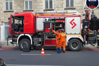 katastrofa budowlana w centrum Warszawy! Dwa stropy runęły na parter. Nieletni pracownik spadł z wysokości
