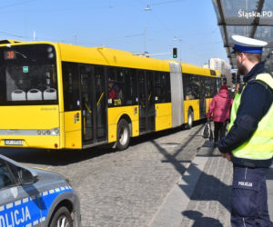 Policjanci przekazują przez megafon apelują o zostanie w domach. Zobaczcie [WIDEO]