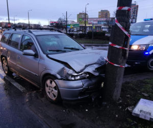 Samochód uderzył w latarnię. Mężczyzna trafił do szpitala