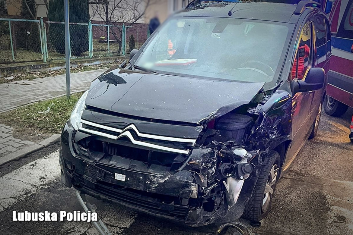 Przerażający wypadek w Żaganiu. 18-latka z Żagania zignorowała znak "stop" [ZDJĘCIA].
