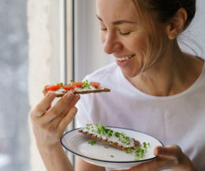 Węglowodany a starzenie. Naukowcy odkryli, co jeść po 40., by cieszyć się formą po siedemdziesiątce