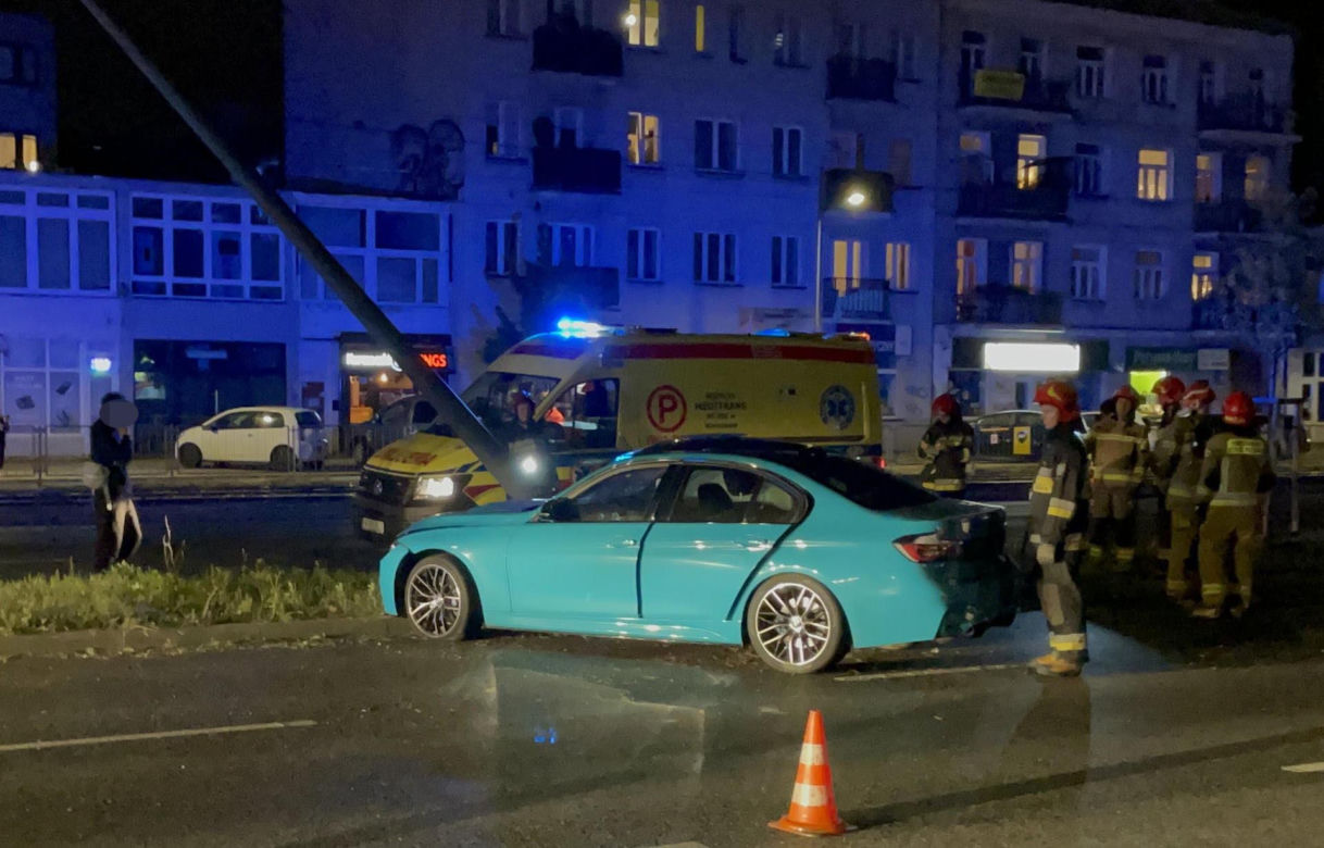 Nocna makabra na ulicach Warszawy. BMW ścięło latarnie. Egipskie ciemności na Grochowskiej