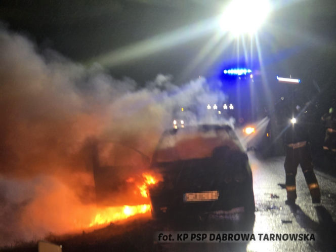 Nocny pożar na DK 73. Samochód spłonął doszczętnie