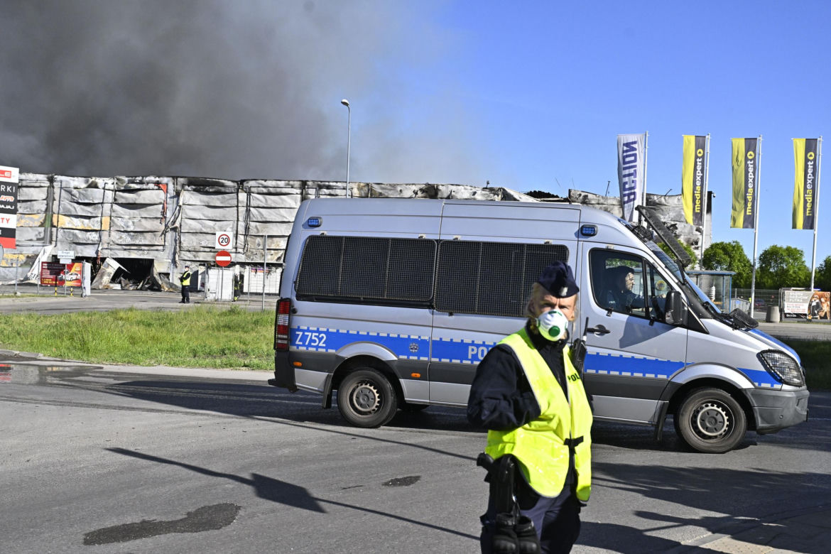 Zgliszcza kompleksu handlowego w Warszawie  