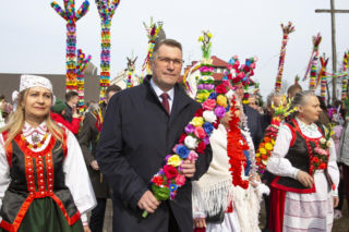 Czarnek poszedł w ślady Nawrockiego. Mniejszy rozmiar, więcej kolorów