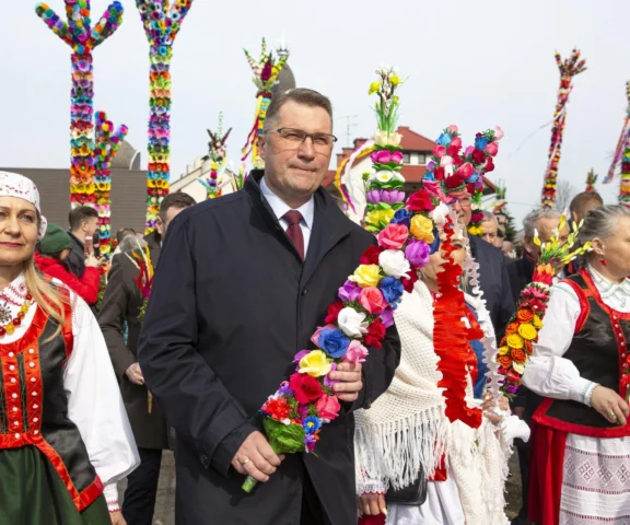 Czarnek poszedł w ślady Nawrockiego. Mniejszy rozmiar, więcej kolorów