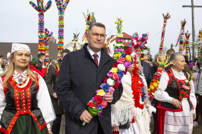 Czarnek poszedł w ślady Nawrockiego. Mniejszy rozmiar, więcej kolorów