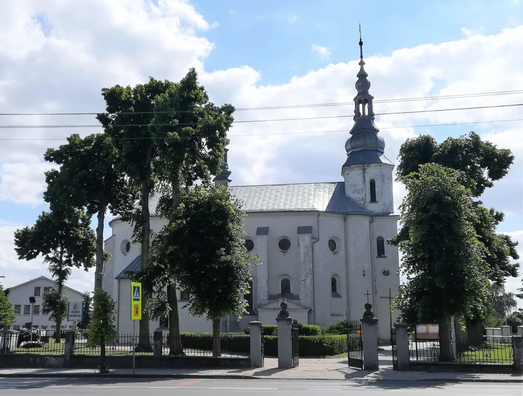 To miasto ma jeden z najpiękniejszych pałaców w Łódzkiem. Zachwyca też klasztorem