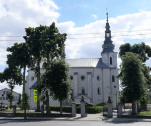 To miasto ma jeden z najpiękniejszych pałaców w Łódzkiem. Zachwyca też klasztorem