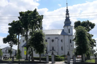 To miasto ma jeden z najpiękniejszych pałaców w Łódzkiem. Zachwyca też klasztorem