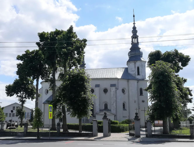 To miasto ma jeden z najpiękniejszych pałaców w Łódzkiem. Zachwyca też klasztorem