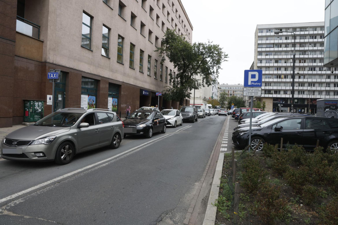 Rozkopane i zamknięte centrum Warszawy. Nie ma jak dojechać do urzędów, banków i sądów. Czy drogowcy puszczą ruch przez nowy deptak?!