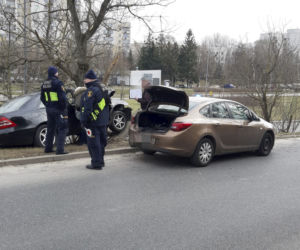 Huknął w drzewo, połamał latarnię. Pijany kierowca kompletnie rozbił mercedesa