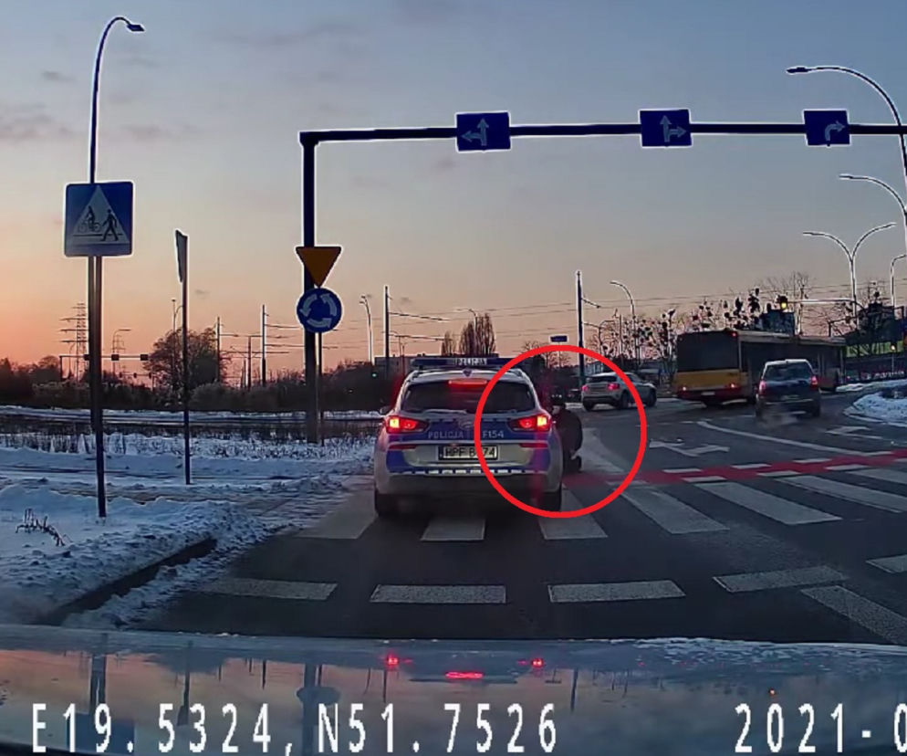 Policjyjnym radiowozem POTRĄCIŁ PIESZEGO na pasach. KONSEKWENCJE dla policjanta