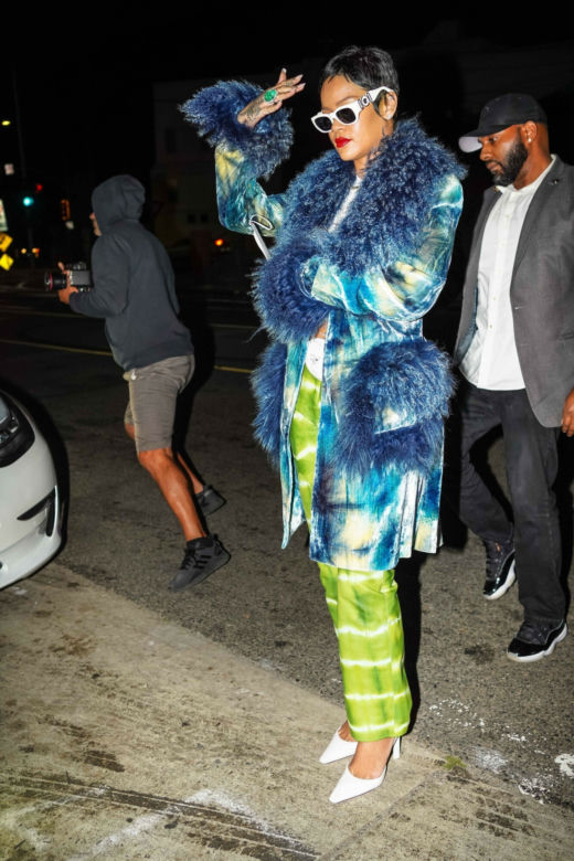 Rihanna w krótkich włosach