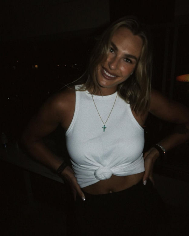 Spocona Aryna Sabalenka po treningu