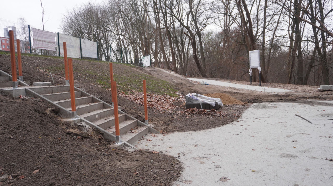Nowe miejsce rekreacji nad Łyną coraz bliżej. Trwają prace wykończeniowe Ekotarasu w Olsztynie [ZDJĘCIA]