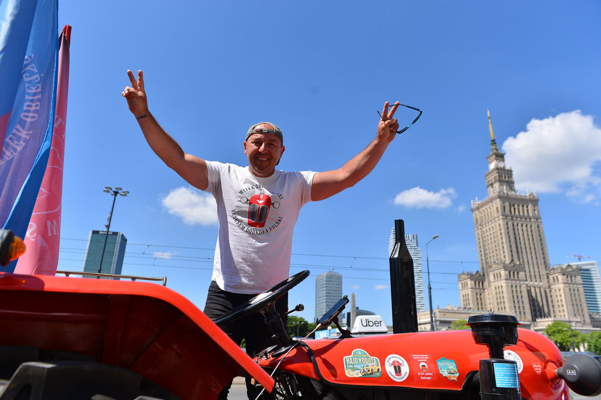 Wjechał do centrum na traktorze. Otoczyła go policja