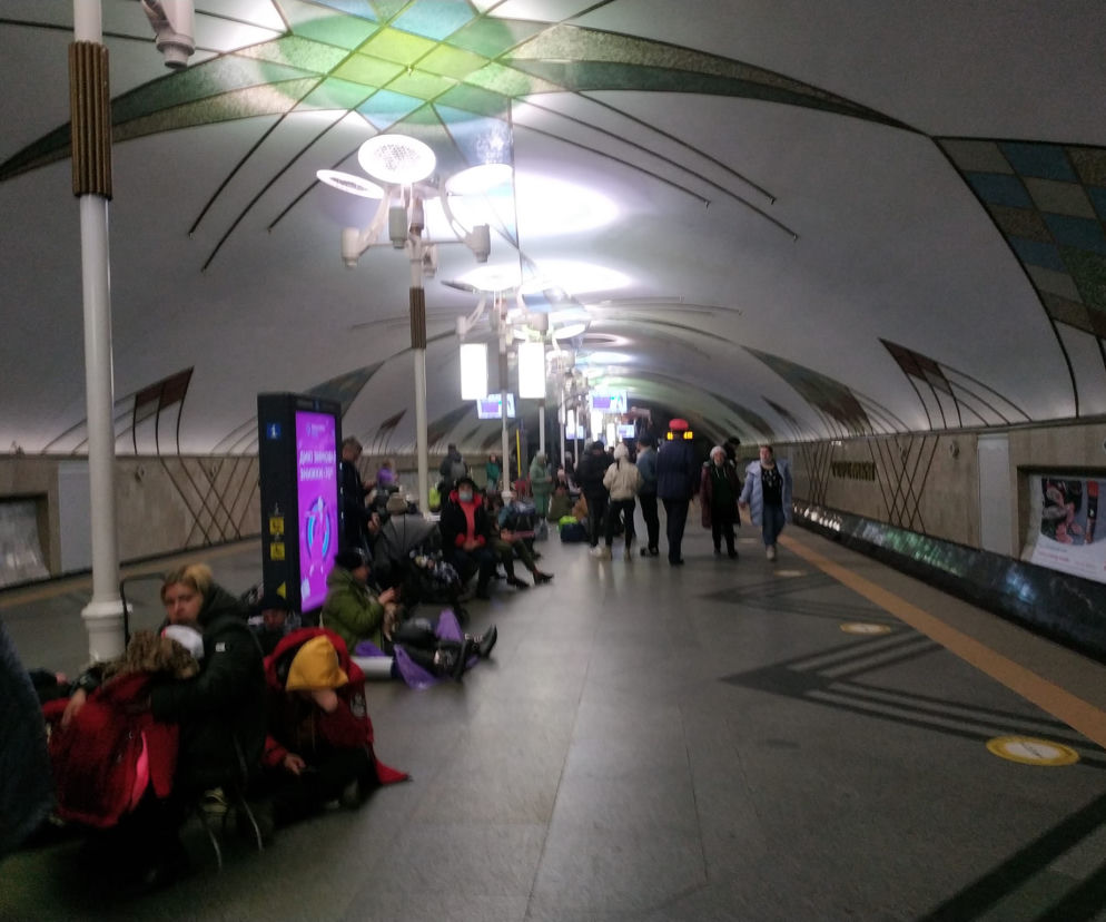 Mieszkańcy Kijowa znajdują schronienie m.in. w tunelach i stacjach metra.