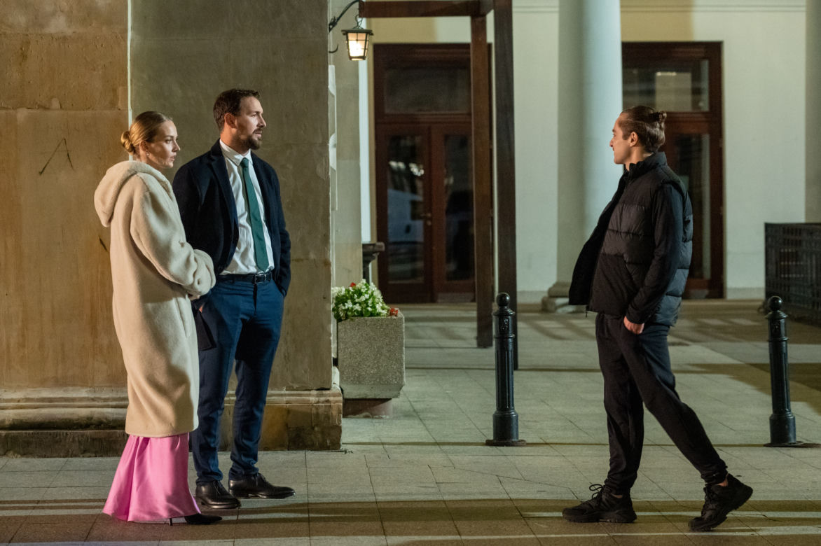 Barwy szczęścia odc. 2800. Renata (Anna Mrozowska), Marcin Kodur (Oskar Stoczyński), Kiciak (Artur Ziółkowski)