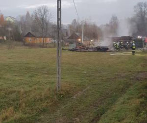 Lipnica Wielka. Drewniany dom DOSZCZĘTNIE spłonął! Został całkowicie rozebrany