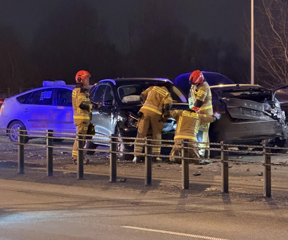 Nocne zderzenie na trasie S8. Cztery auta rozbite na moście