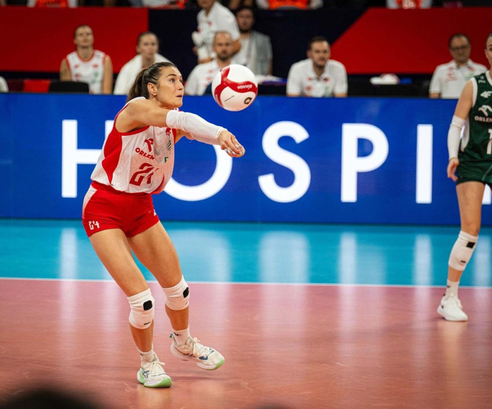 Siatkarka reprezentacji Polski odbija piłkę podczas meczu. Relację z 1/8 finału ME znajdziesz na SE Supersport.