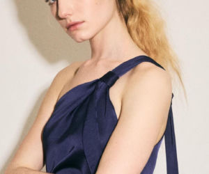 Ta asymetryczna sukienka z Mango, to perełka na wesele. Ma ciekawy krój, a do tego kosztuje tylko 200 złotych!