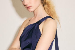 Ta asymetryczna sukienka z Mango, to perełka na wesele. Ma ciekawy krój, a do tego kosztuje tylko 200 złotych!