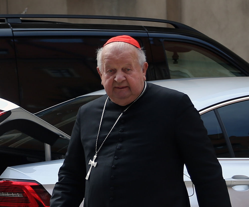 Kardynał Stanisław Dziwisz wożony Volkswagenem Passatem