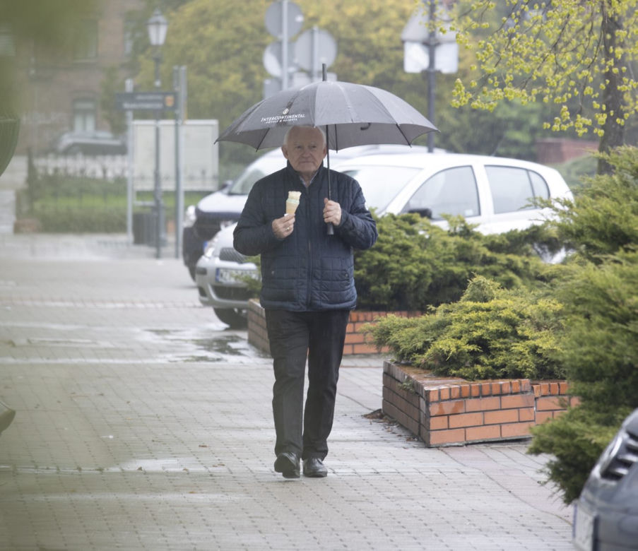 Leszek Miller wybrał sie na lody w zimną i deszczową majówkę