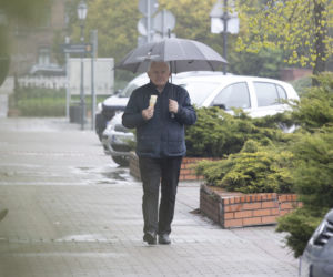 Leszek Miller wybrał sie na lody w zimną i deszczową majówkę