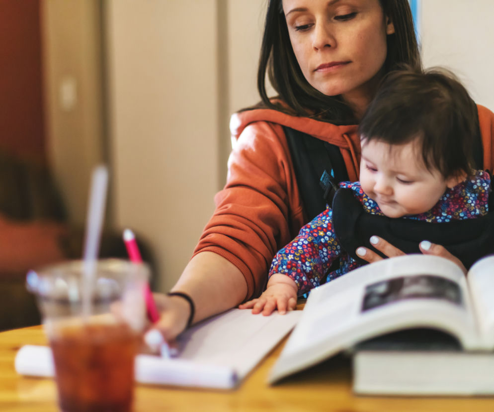 Jak pogodzić studia z wychowaniem dziecka? Historia młodej mamy