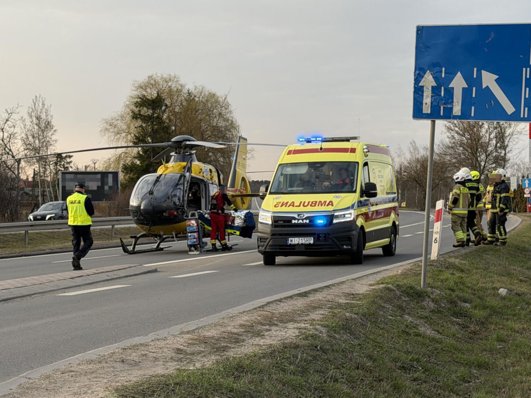 Koszmarna kraksa kilku aut na drodze krajowej pod Warszawą. Lądował śmigłowiec LPR