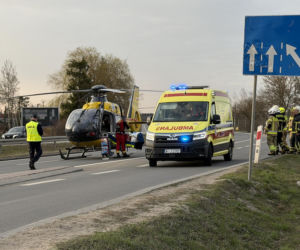 Koszmarna kraksa kilku aut na drodze krajowej pod Warszawą. Lądował śmigłowiec LPR