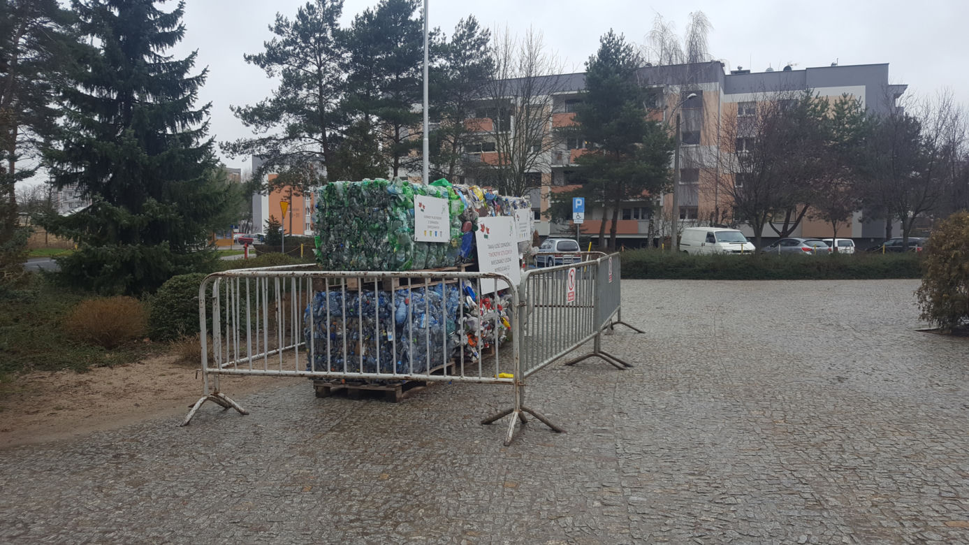Hałda śmieci przy szkole