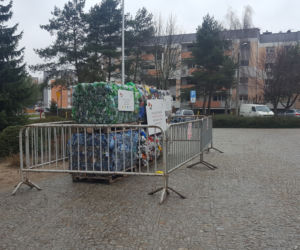 Hałda śmieci przy szkole