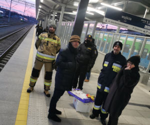 RZESZÓW. Rozdają jedzenie i wodę uchodźcom z Ukrainy. Ci w głąb kraju uciekają pociągami