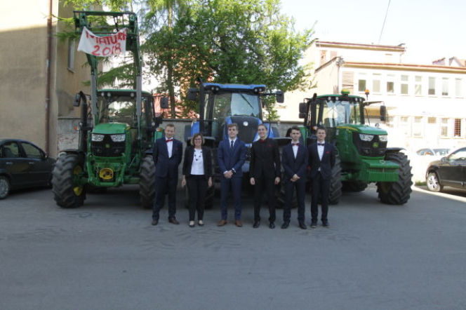 Traktorami przyjechali na maturę