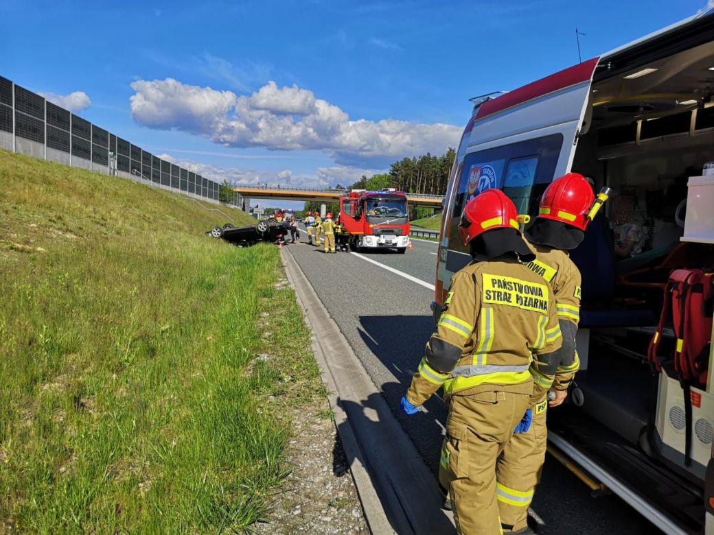 Kierowca mercedesa usnął i uderzył w hondę. Samochód dachował, w środku była kobieta z dzieckiem