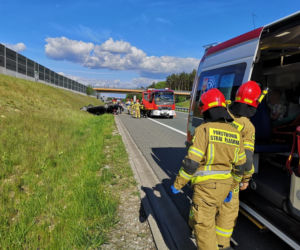 Kierowca mercedesa usnął i uderzył w hondę. Samochód dachował, w środku była kobieta z dzieckiem