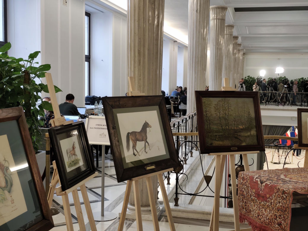 Wystawa obrazów posła Suskiego w sejmie